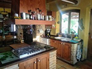 A kitchen or kitchenette at La Toscana