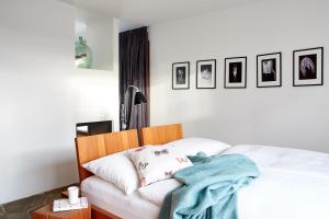 ピーゼンドルフにあるAufberg 1113のベッドルーム1室(青い毛布付きのベッド1台付)