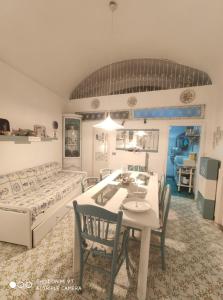 ein Wohnzimmer mit einem Bett, einem Tisch und Stühlen in der Unterkunft La Casa di Rita in Cetara