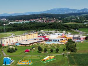 eine Luftansicht eines großen Vergnügungsparks in der Unterkunft H2O Hotel-Therme-Resort, für Familien mit Kindern in Bad Waltersdorf