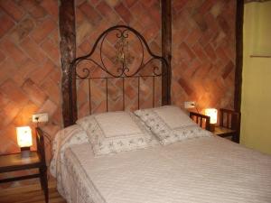 ÉllerにあるHostal D'Éllerの木製の壁のベッドルーム1室(ベッド1台付)