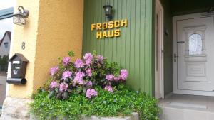 drzwi wejściowe domu z napisem "świeży". w obiekcie Frosch Haus Ferienwohnungen w mieście Cattenstedt