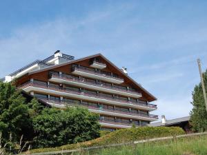 ein großes Gebäude mit Balkon auf der Seite in der Unterkunft Appartement Panoramic in Nendaz