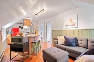 een keuken en een woonkamer met een bank en een tafel bij Historic District BnB in Saint Paul