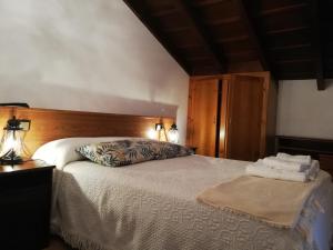 een slaapkamer met een bed met twee handdoeken erop bij LA ALDEA in Llanes