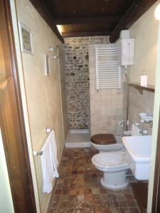 a bathroom with a toilet and a sink at Agriturismo Case Mori in Rimini