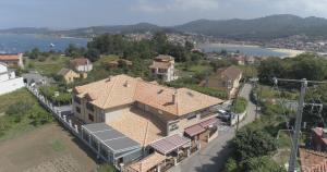 an aerial view of a house with a lake at Doade in Hio