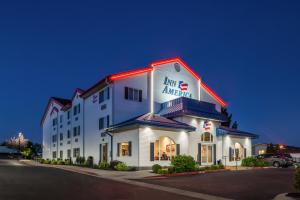 a inn albuquerque building with a sign on it at Inn America - Boise in Boise