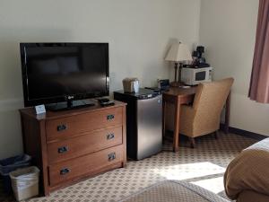 A television and/or entertainment centre at Boarders Inn and Suites by Cobblestone Hotels - Ripon