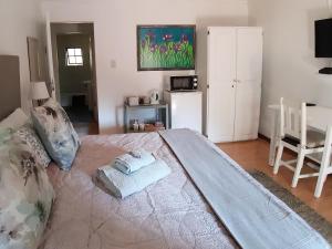 um quarto com uma cama grande com duas toalhas em Irene B&B em Irene