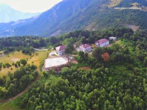 una vista aérea de una casa en medio de una montaña en Shkreli Resort Qafeshtame, en Krujë