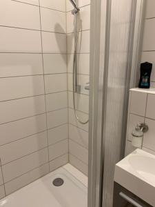 アンベルク・ブッフホルツにあるFerienwohnung Anger 2の白いバスルーム(シャワー、シンク付)