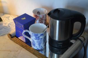 Kahvin ja teen valmistusvälineet majoituspaikassa " Chimay B & B " - ptits déj gourmands proposés