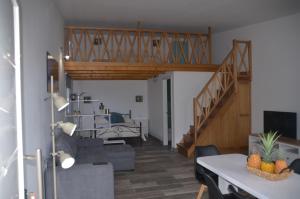 uma sala de estar com uma escada e uma sala de estar em LOFT DE TATO em Jerez de la Frontera