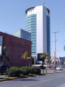 Apartamento Nuevo Centro في قرطبة: مبنى زجاجي طويل أمام شارع