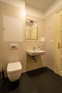 ein Bad mit einem WC und einem Waschbecken in der Unterkunft Design 3BDR Apartment in residence, FREE PARKING in Prag