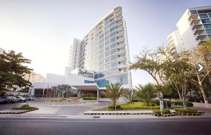 duży budynek z ulicą przed nim w obiekcie Great Apartment Luxury and Comfort w mieście Cartagena de Indias