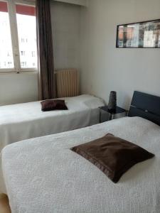 ein Hotelzimmer mit 2 Betten und einem Fenster in der Unterkunft Hôtel de la poste in Saint-Valéry-en-Caux