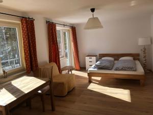 Łóżko lub łóżka w pokoju w obiekcie Karwendel-Lodge