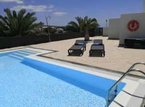 Bazén v ubytování Casa Mykonos 1° linea de mar en Playa Blanca nebo v jeho okolí