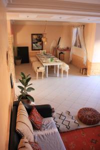 - un salon avec un canapé et une table dans l'établissement Chernaki Surf Experience, à Taghazout
