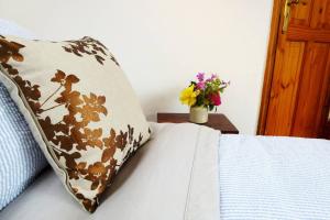Postel nebo postele na pokoji v ubytování Writing Shed Wales