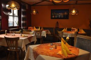 restauracja z dwoma stołami i krzesłami oraz stolarką w obiekcie Landgasthof Lang Zum Adler w mieście Oberkalbach