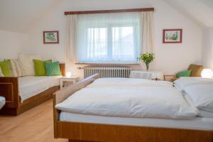 マウテルンドルフにあるFerienwohnung Meliessnigのベッドルーム1室(ベッド2台、ソファ、窓付)