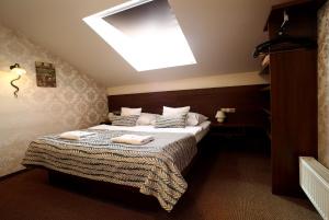Łóżko lub łóżka w pokoju w obiekcie Hotel Roudna