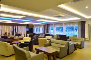 een wachtkamer met banken, tafels en ramen bij Linda Resort Hotel in Side