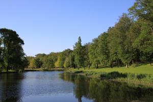 vistas a un río con árboles en el lateral en Château de Brissac, en Brissac-Quincé