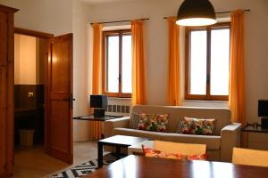 een woonkamer met een bank en een tafel bij Villa Fonti in Orciano di Pesaro