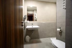 Łazienka w obiekcie Hotel Roudna
