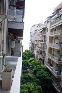 widok z balkonu budynku apartamentowego w obiekcie Thessaloniki Center Apartment On The Sea w Salonikach