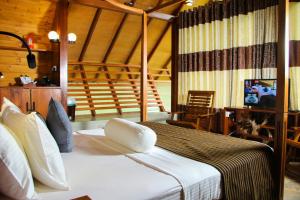 TV a/nebo společenská místnost v ubytování Aloft Grand Hotel Ella