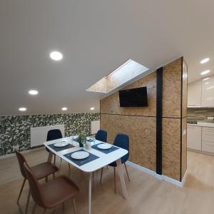 Televízia a/alebo spoločenská miestnosť v ubytovaní Two-Bedroom Apartment near Forum Lviv