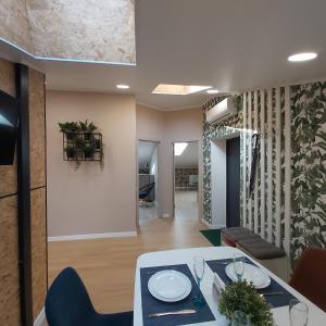 Posedenie v ubytovaní Two-Bedroom Apartment near Forum Lviv