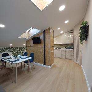 Kuchyňa alebo kuchynka v ubytovaní Two-Bedroom Apartment near Forum Lviv