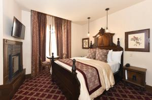 a bedroom with a large bed and a fireplace at Blackbird Inn in Napa