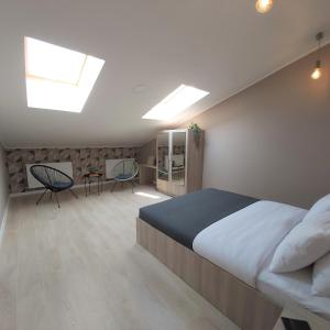 Posteľ alebo postele v izbe v ubytovaní Two-Bedroom Apartment near Forum Lviv