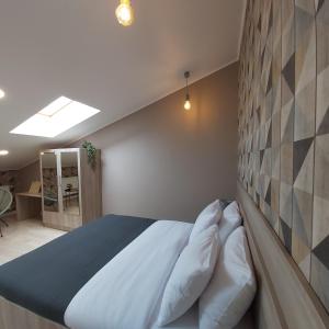 Posteľ alebo postele v izbe v ubytovaní Two-Bedroom Apartment near Forum Lviv