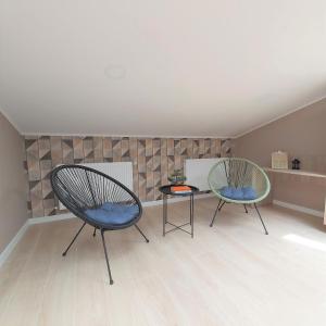 Posedenie v ubytovaní Two-Bedroom Apartment near Forum Lviv