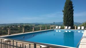 een zwembad met uitzicht op de bergen bij Villa Fonti in Orciano di Pesaro