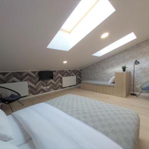 Posteľ alebo postele v izbe v ubytovaní Two-Bedroom Apartment near Forum Lviv