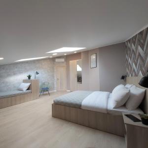 Posteľ alebo postele v izbe v ubytovaní Two-Bedroom Apartment near Forum Lviv + 20 fotografií