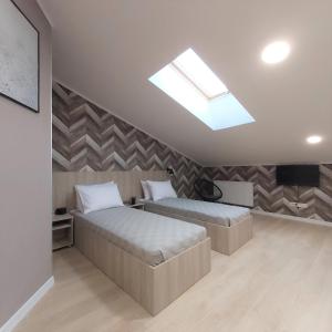 Posteľ alebo postele v izbe v ubytovaní Two-Bedroom Apartment near Forum Lviv