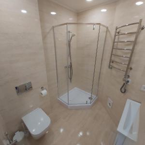 Kúpeľňa v ubytovaní Two-Bedroom Apartment near Forum Lviv