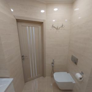 Kúpeľňa v ubytovaní Two-Bedroom Apartment near Forum Lviv