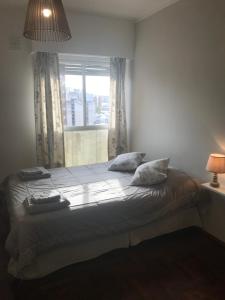 En eller flere senge i et værelse på Lindisimo depto centro Bahía