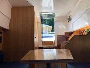 ポランチクにあるEKO-YACHTのテーブルと窓が備わる小さな客室です。